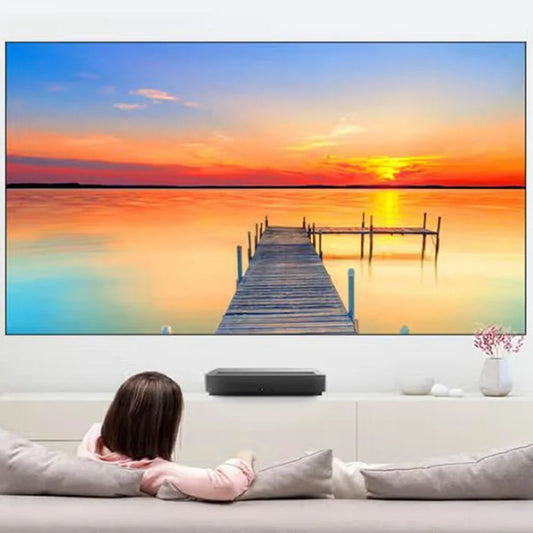 Laser-TV auf dem Lowboard projiziert auf eine Kontrastleinwand im Wohnzimmer