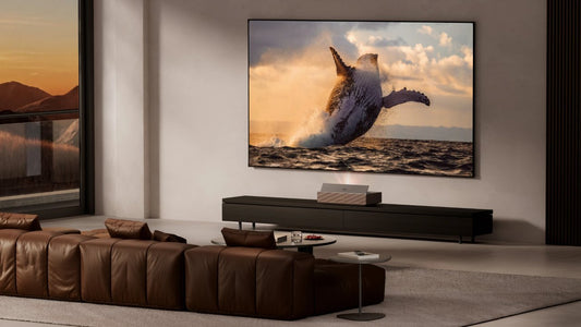 XGIMI AURA 3 Laser-TV im Wohnzimmer mit großem Bild an der Wand