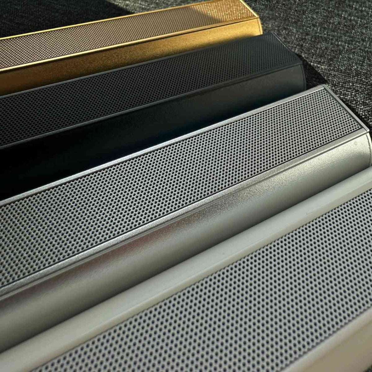 BEC Akustik IC 100 EVO (Paar) Designlautsprecher – Lochblech-Fronten der IC-Serie in Gold, Schwarz und Silber