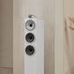 Bowers & Wilkins 703 S3 Standlautsprecher (Paar) – in Weiß in einem hellen Raum