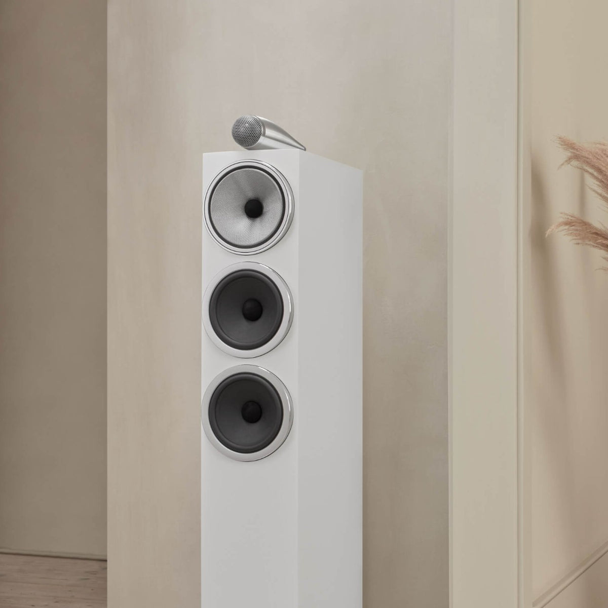 Bowers & Wilkins 703 S3 Standlautsprecher (Paar) – in Weiß in einem hellen Raum