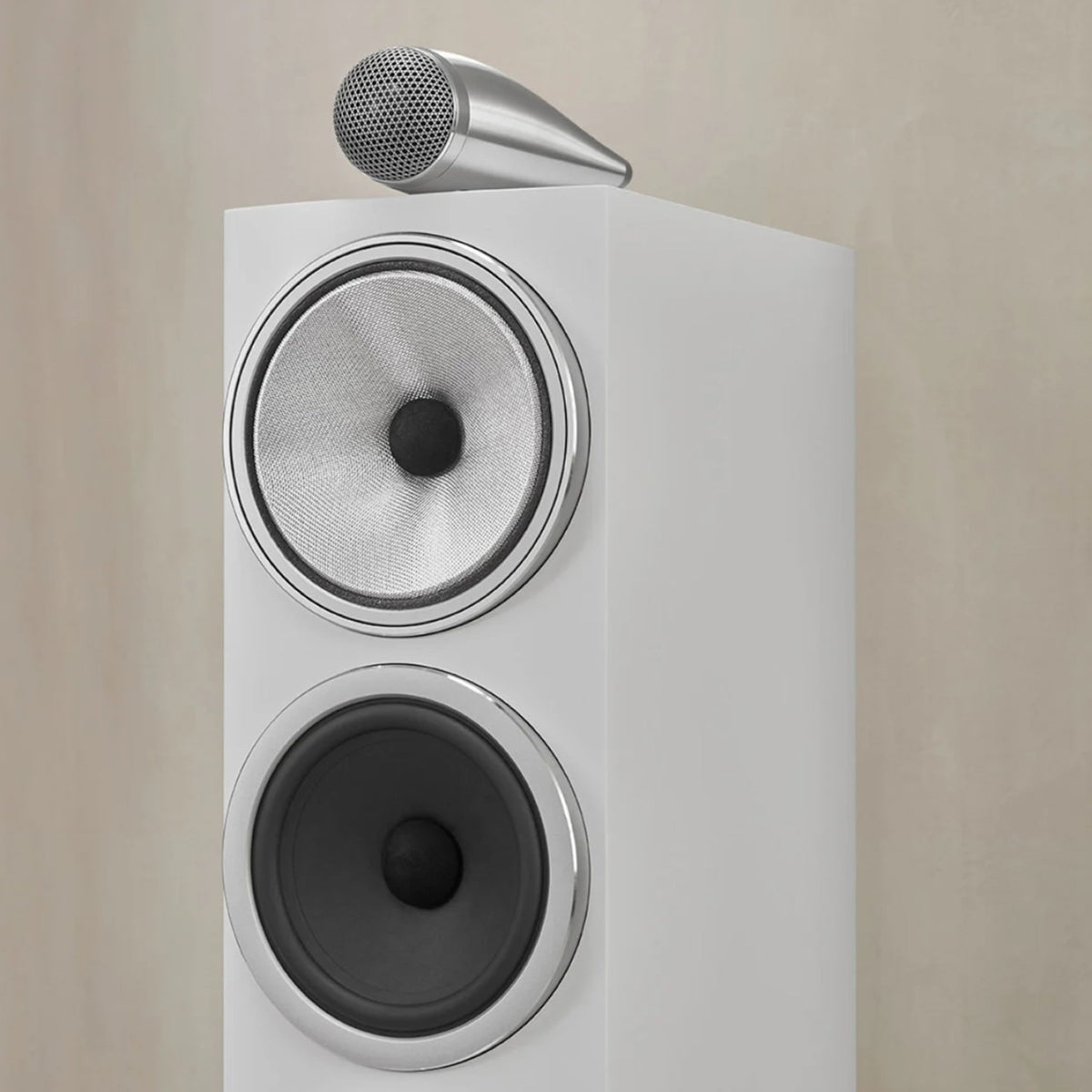 Bowers & Wilkins 703 S3 Standlautsprecher (Paar) – in Weiß, Detail mit Hochtöner und Mitteltöner