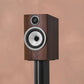 Bowers & Wilkins 706 S3 Regallautsprecher (Paar) in Mocha vor farbiger Wand