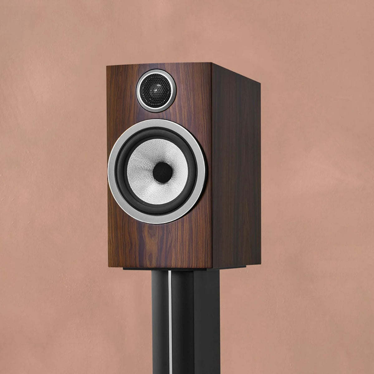 Bowers & Wilkins 706 S3 Regallautsprecher (Paar) in Mocha vor farbiger Wand