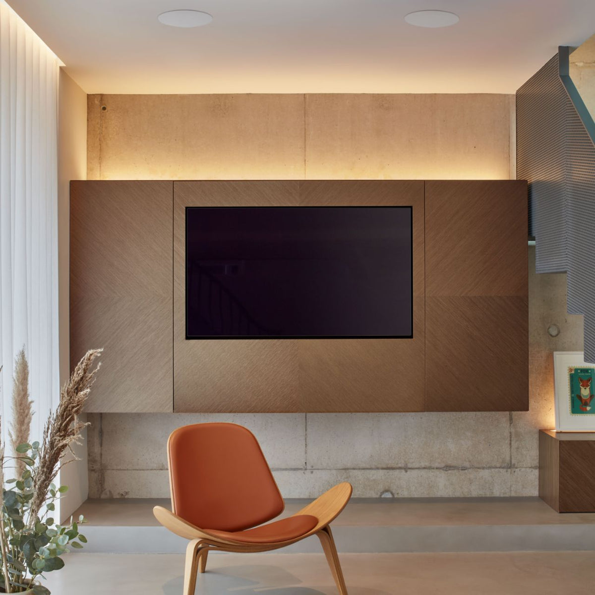 Bowers & Wilkins CCM665 Deckenlautsprecher in einem Wohnraum mit Holzwand