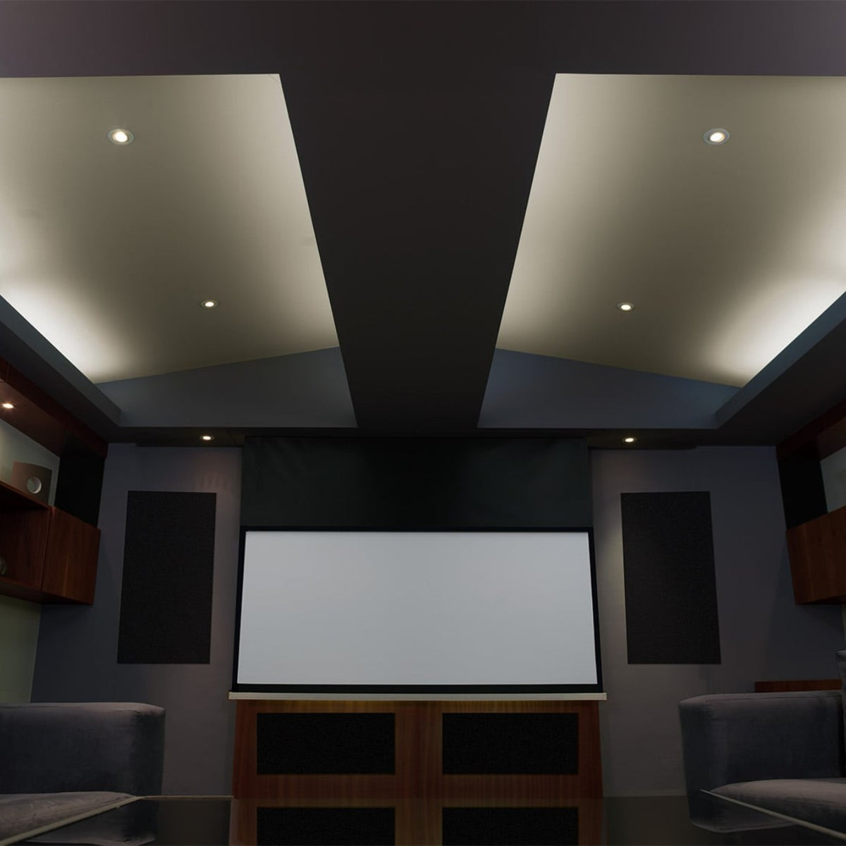 Bowers & Wilkins CT7.5 LCRS Custom-Theatre-Lautsprecher, Heimkinoraum mit Leinwand und Lautsprechern hinter Stoff