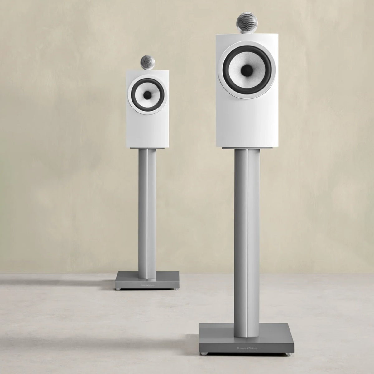 Bowers & Wilkins FS-700 S3 Lautsprecherständer (Paar) – in Silber mit Lautsprechern 705 S3 (nicht im Lieferumfang)