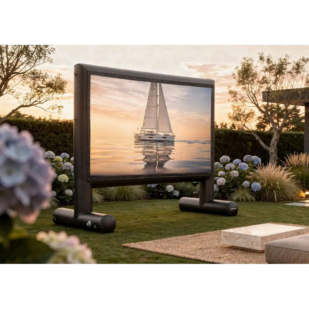 celexon Professional INF Outdoor-Leinwand – im Garten