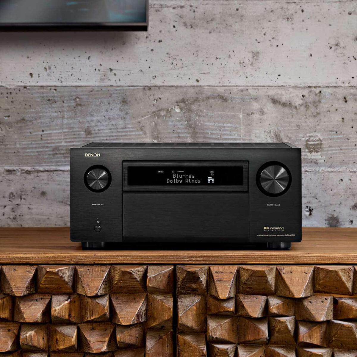 Denon AVC-A10H 8K AV-Verstärker auf einem Sideboard im Wohnraum