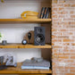 ELAC Debut 3.0 DB63-BK im Regal – Lifestyle