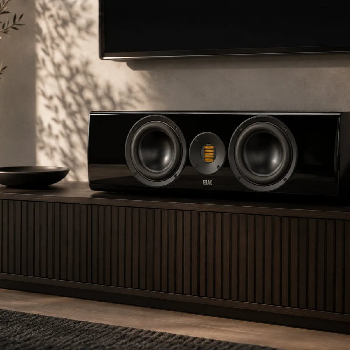 ELAC Solano CC 281.2 – Schwarz Hochglanz auf dem Lowboard