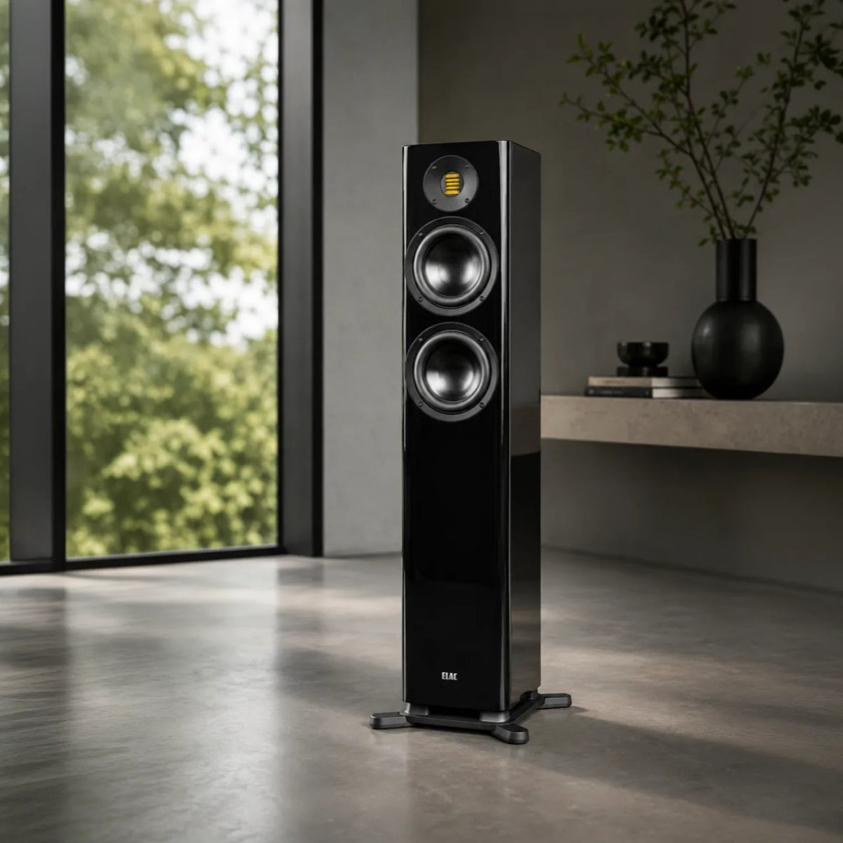 ELAC Solano FS 287.2 – Standlautsprecher in Schwarz Hochglanz im Wohnraum