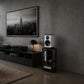 ELAC Vela BS 404.2 – Weiß Hochglanz auf einem Ständer neben dem Sideboard