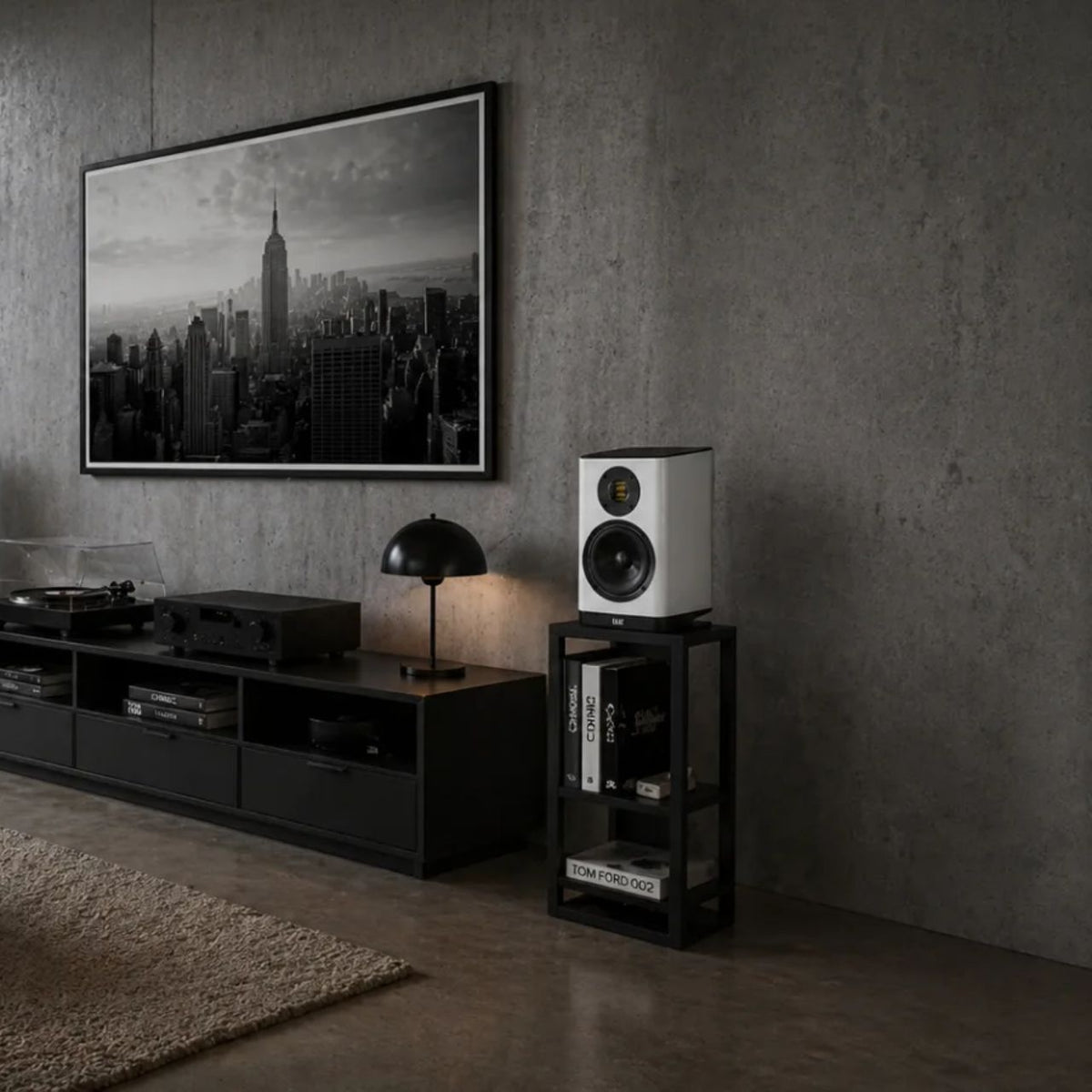 ELAC Vela BS 404.2 – Weiß Hochglanz auf einem Ständer neben dem Sideboard