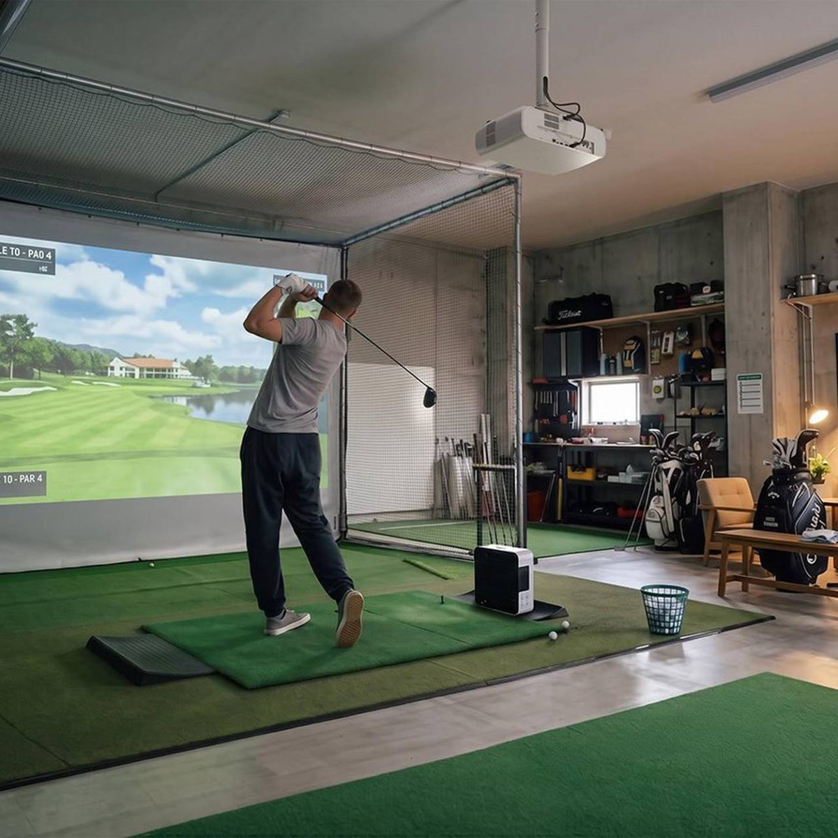 Epson EH-LS7500 4K Kurzdistanz-Laser-Beamer an der Decke im Golfsimulator