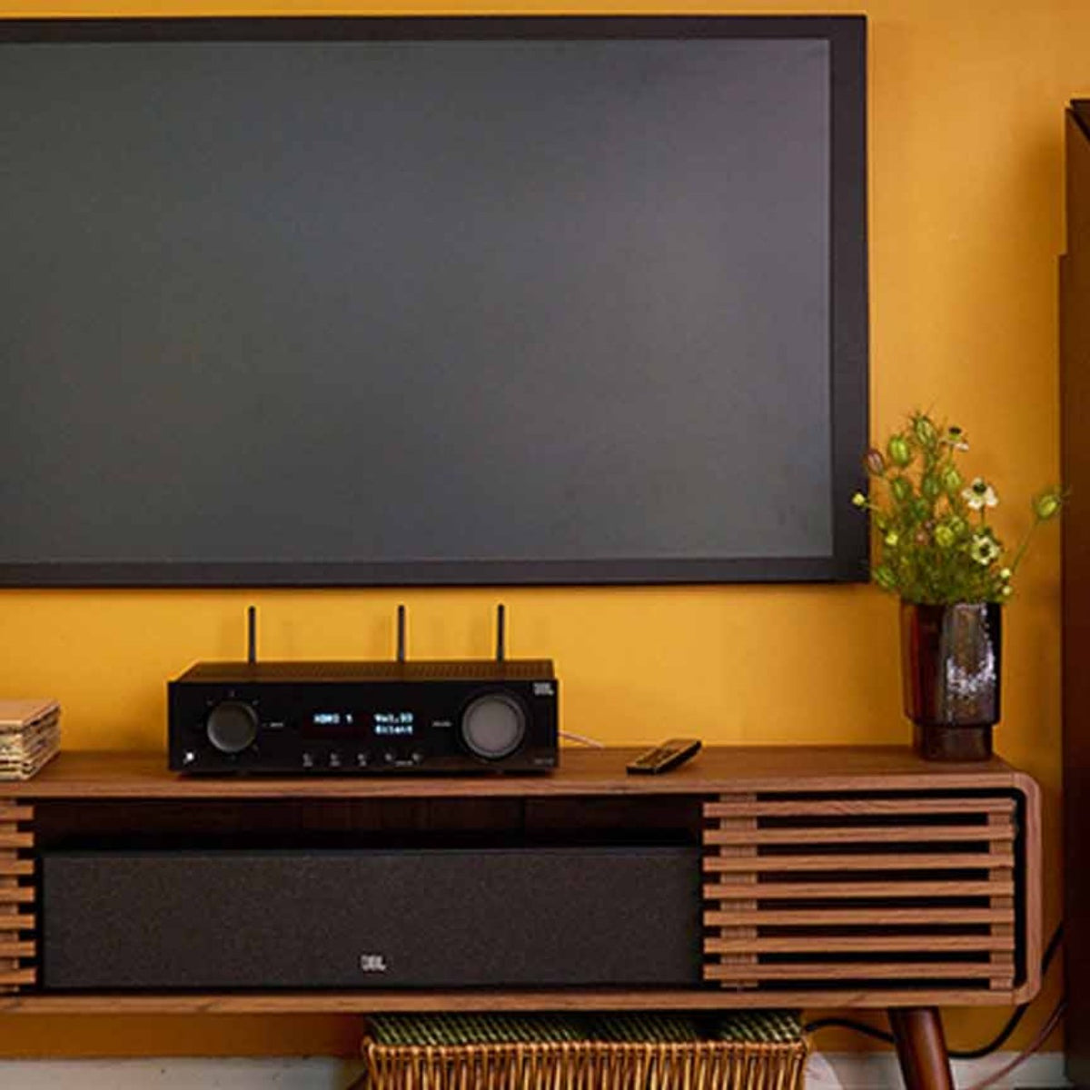 JBL MA710 7.2-Kanal AV-Receiver – im Wohnzimmer