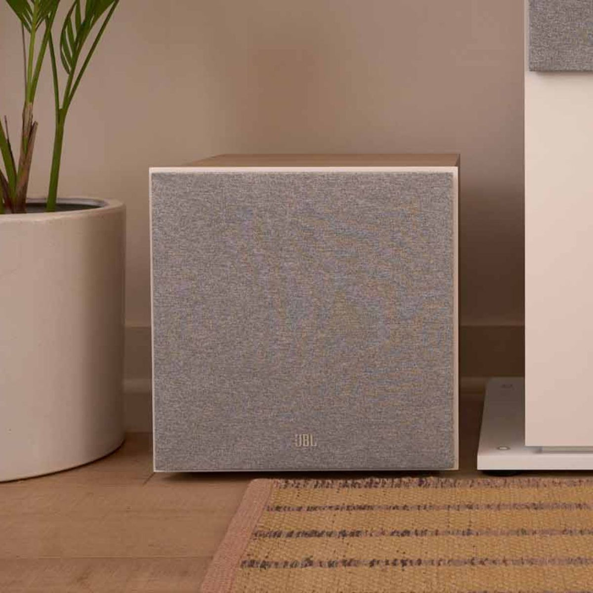 JBL Stage 200P Aktiv-Subwoofer 10 Zoll – in Latte im Wohnraum
