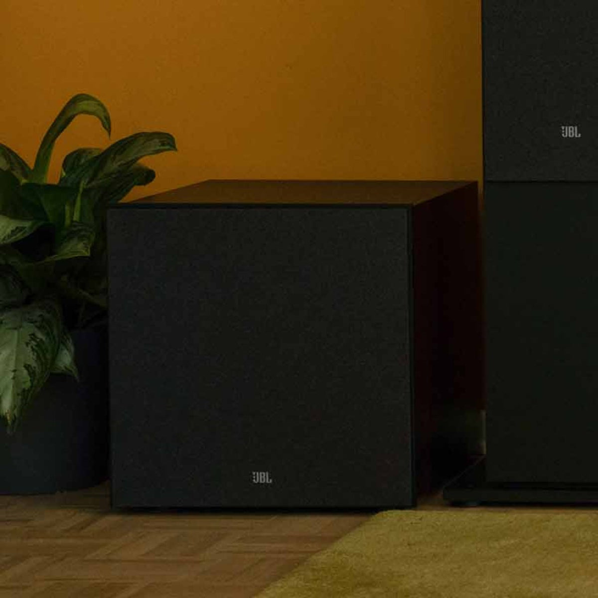 JBL Stage 220P Aktiv-Subwoofer 12 Zoll – in Espresso im Wohnzimmer