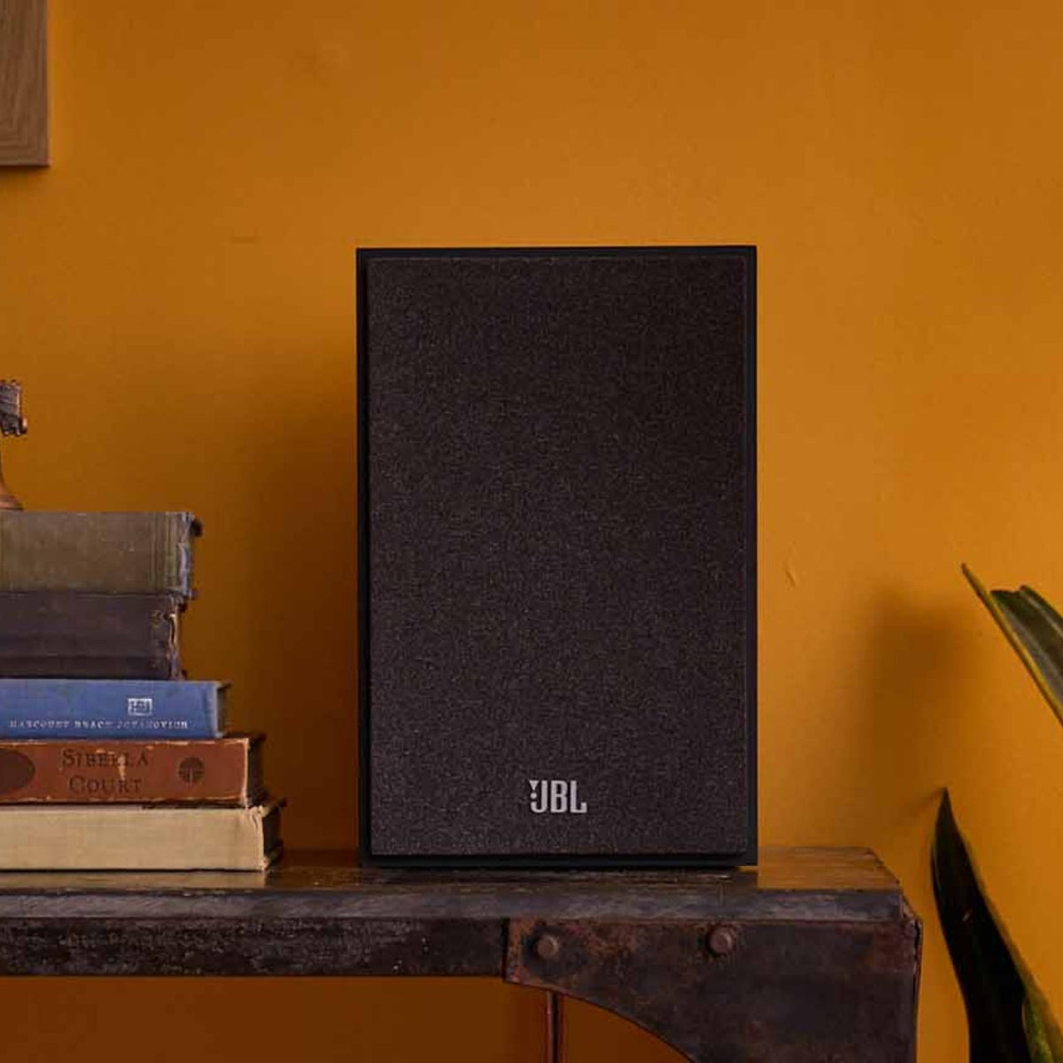 JBL Stage 240B Regallautsprecher (Paar) in Espresso im Wohnraum