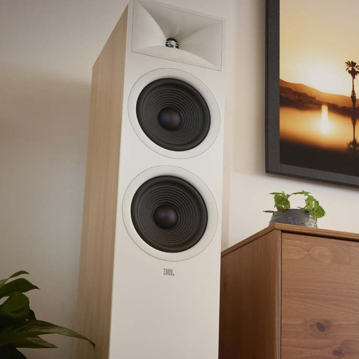 JBL Stage 280F Standlautsprecher (Paar) – in Latte im Wohnraum