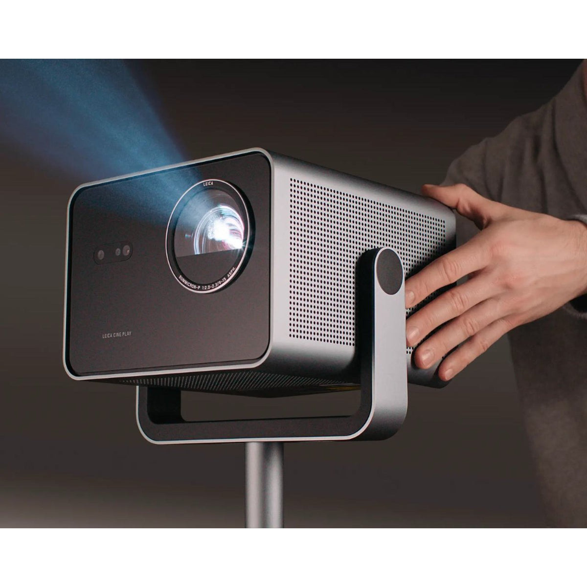 Leica Cine Play 1 4K-Laser-Beamer mit Standfuß