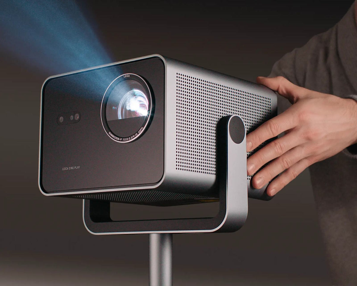 Leica Cine Play 1 4K-Laser-Beamer mit Standfuß