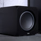 Magnat Omega CS 12 Aktiv-Subwoofer in Seidenmatt Schwarz im Wohnraum