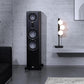 Magnat Signature 809 - 4 Wege Standlautsprecher in Schwarz im Wohnraum