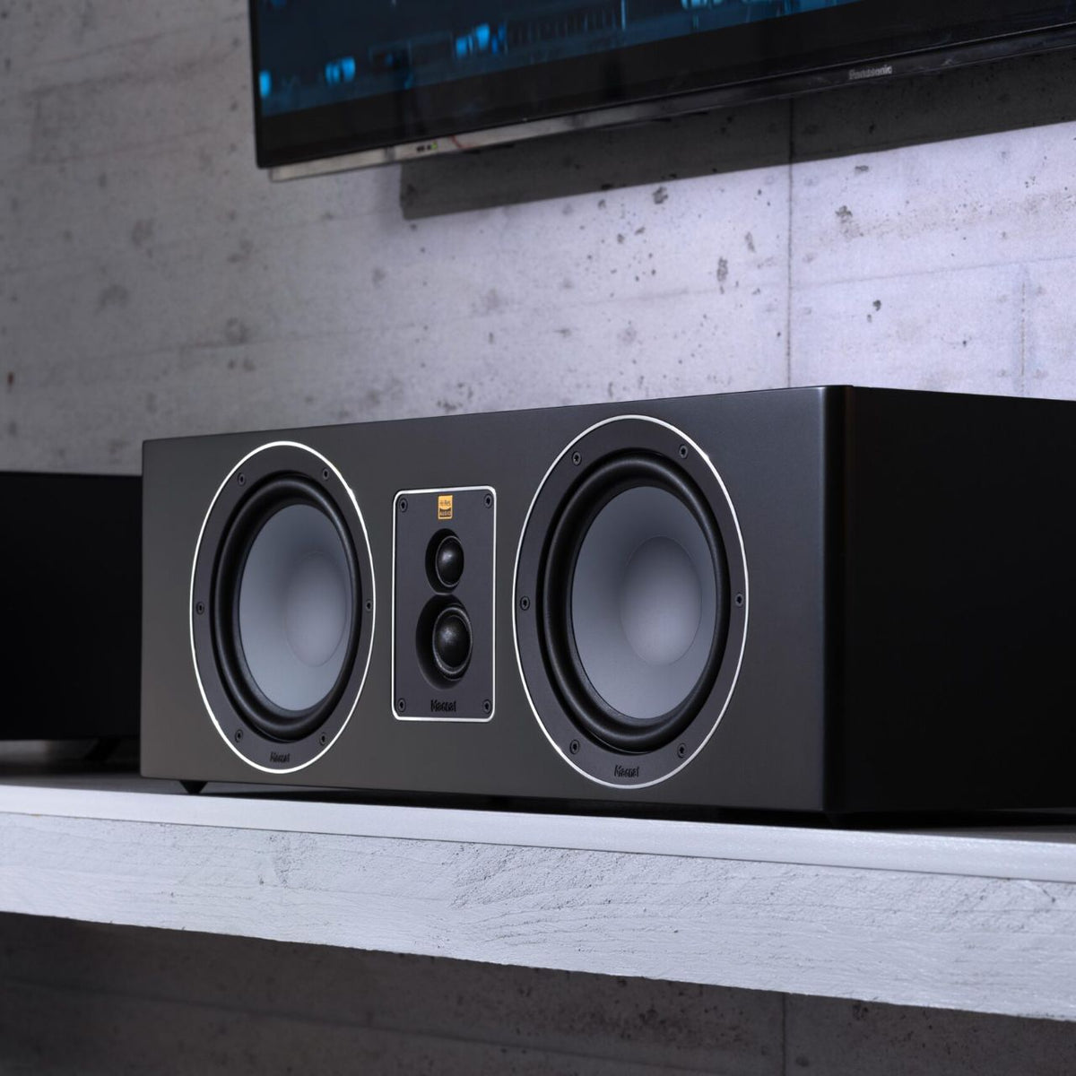 Magnat Signature Center Pro II – Schwarz im Wohnzimmer