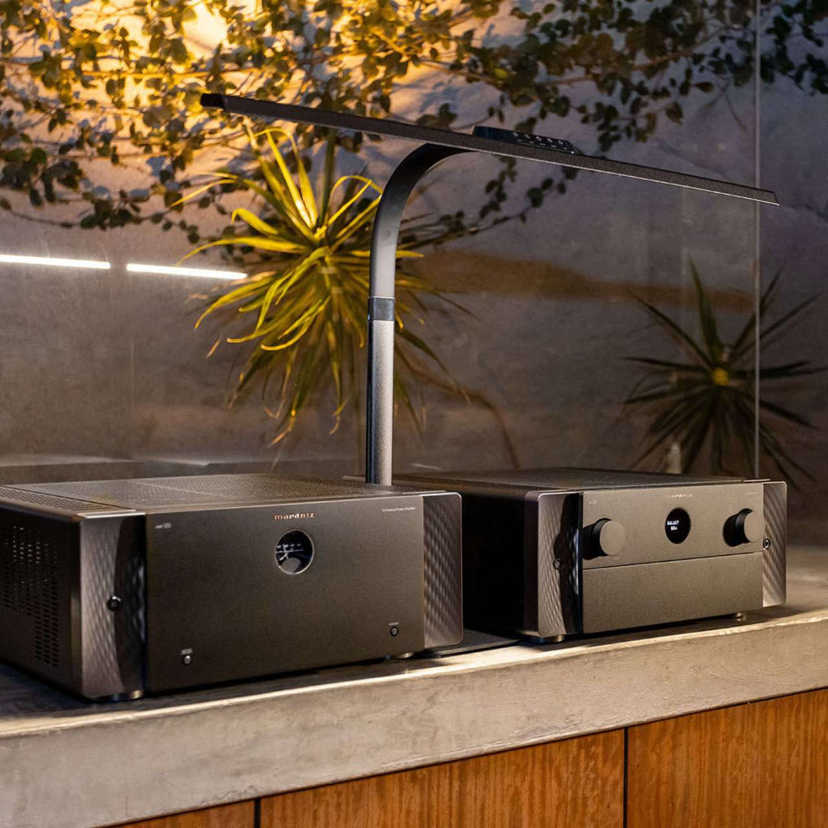 Marantz AMP 10 16-Kanal-Endstufe mit Marantz-Vorstufe auf einer Steinablage