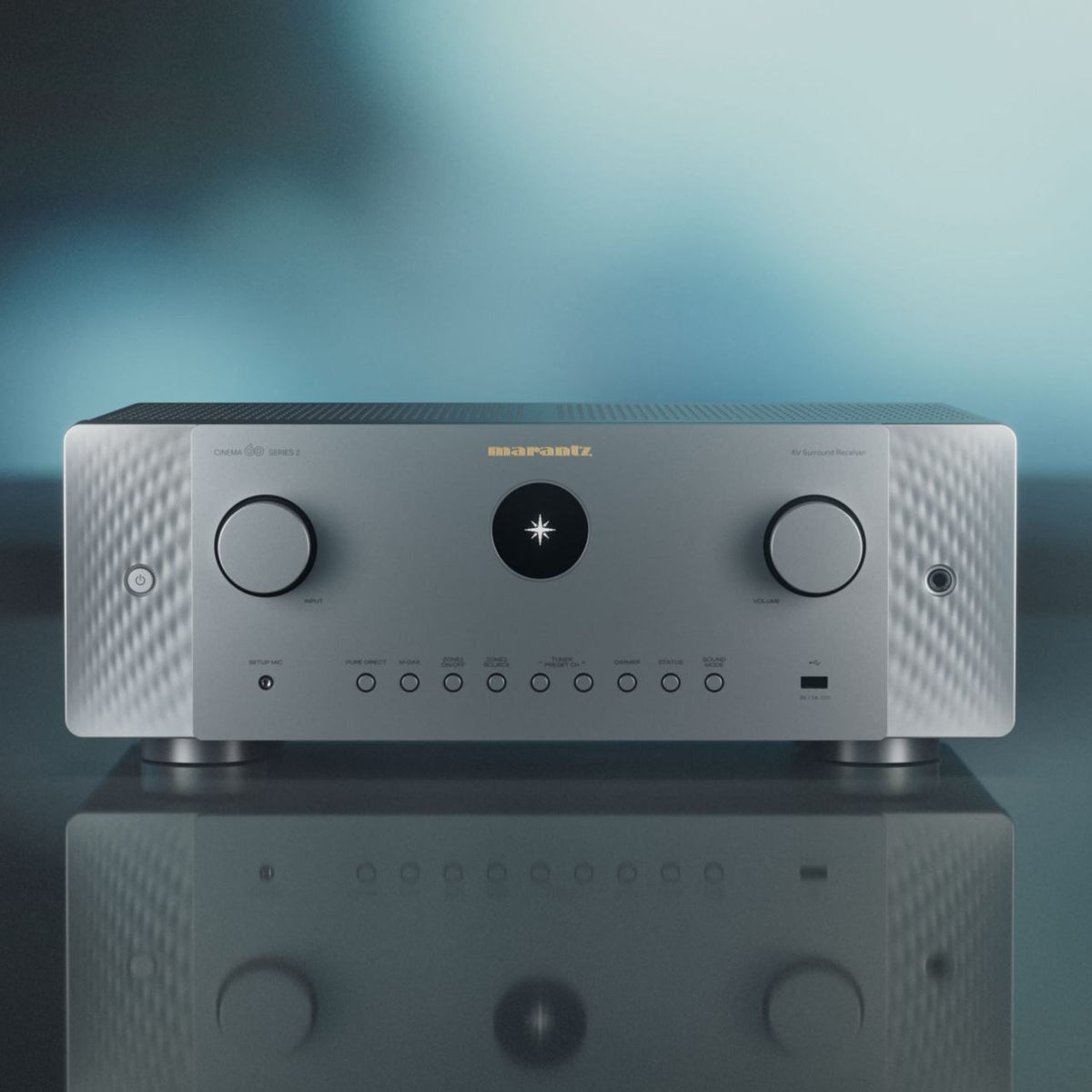 Marantz Cinema 60 DAB Serie 2 7.2-Kanal AV-Receiver in Silber-Gold auf spiegelnder Fläche