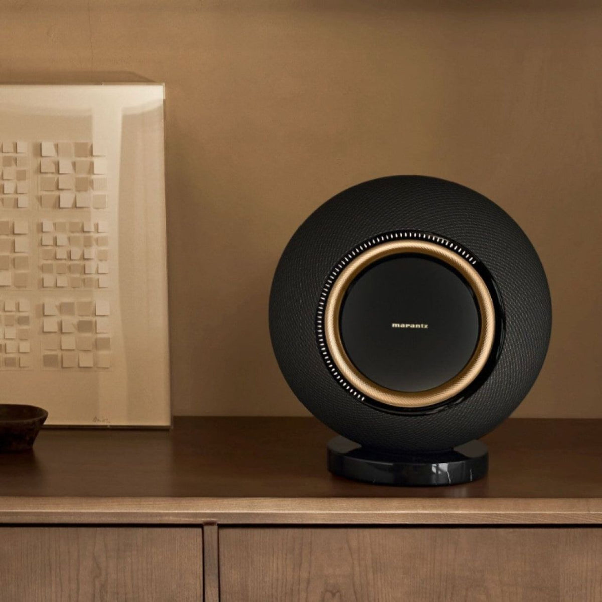 Marantz Horizon Wireless-Lautsprecher in Midnight Sky auf einem Sideboard