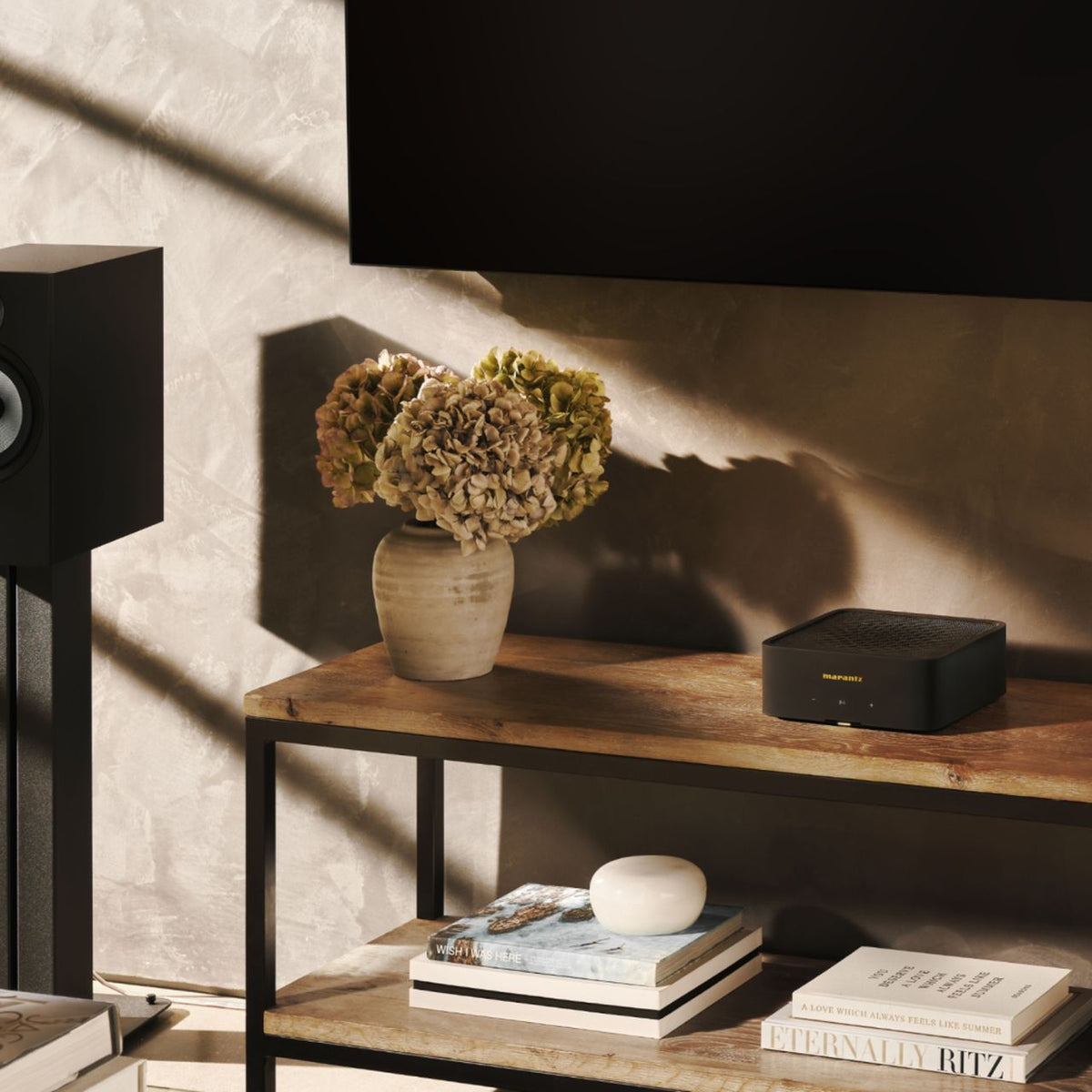 Marantz MODEL M1 Kabelloser Streaming-Verstärker im Wohnraum unter dem Fernseher