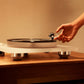 Marantz TT-15S1 Plattenspieler auf einem Holzsideboard, Hand am Tonarm