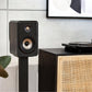 Polk Signature Elite ES15 Regallautsprecher (Paar) in Schwarz auf einem Ständer neben dem Plattenspieler