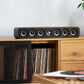Polk Signature Elite ES35 Centerlautsprecher in Schwarz auf einem Sideboard