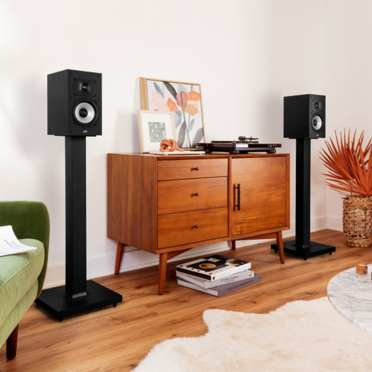 Polk Monitor XT15 Regallautsprecher (Paar) auf Ständern neben einer Holzkommode im Wohnzimmer