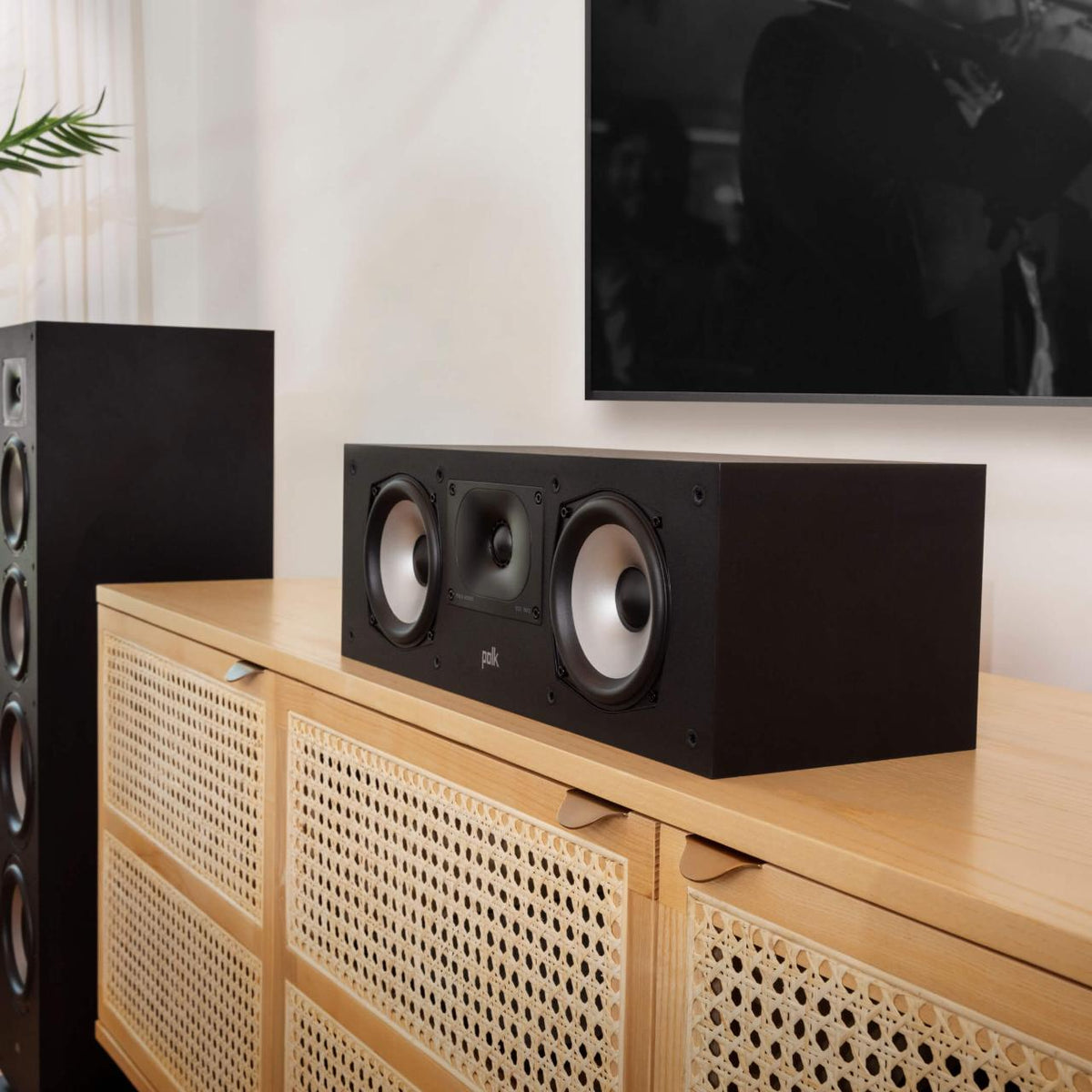Polk Monitor XT30 Centerlautsprecher auf einem hellen Sideboard im Wohnzimmer
