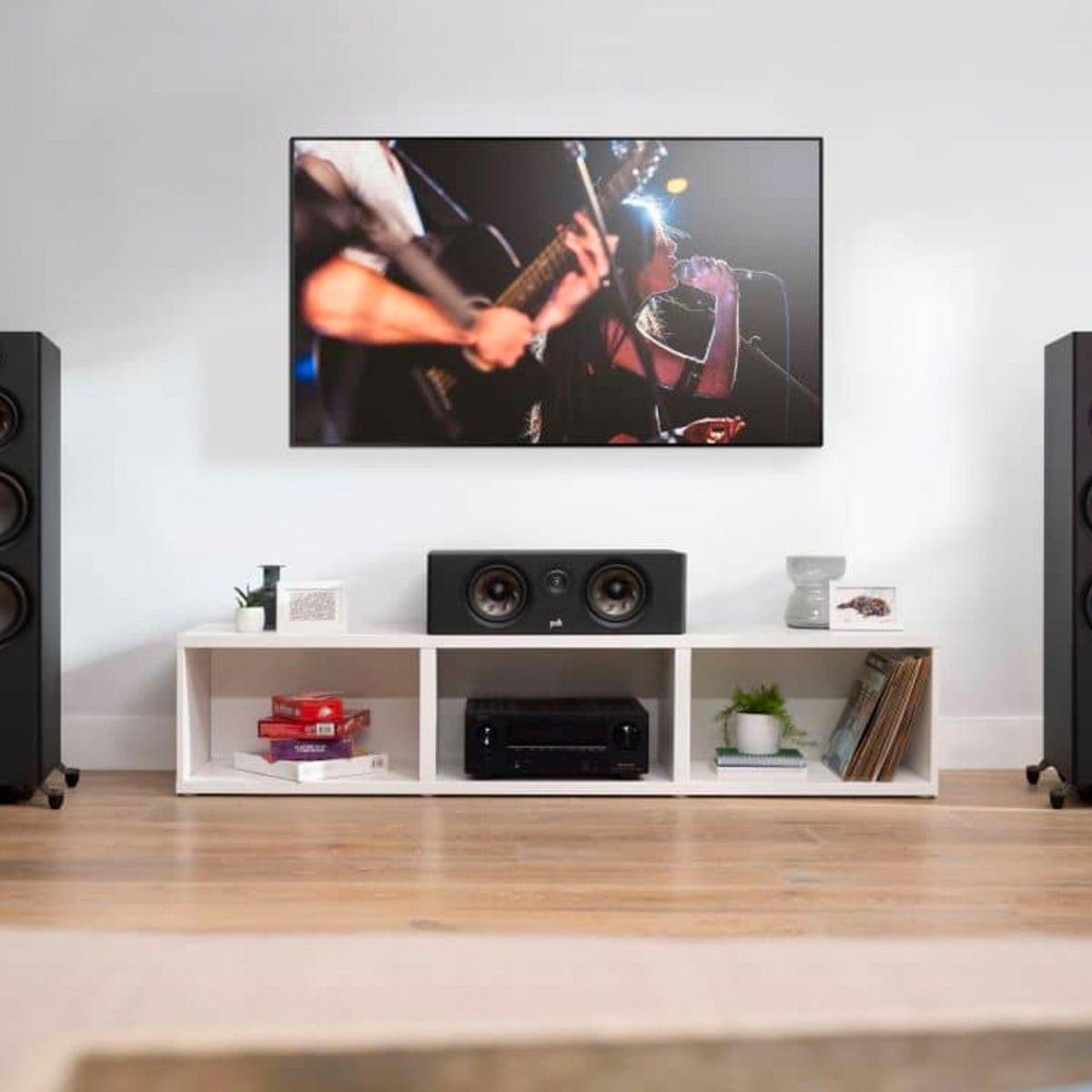 Polk Reserve R300 Center-Lautsprecher im Wohnzimmer unter dem Fernseher