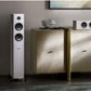 Polk Reserve R500 Standlautsprecher (Paar) – in Weiß neben einem Sideboard