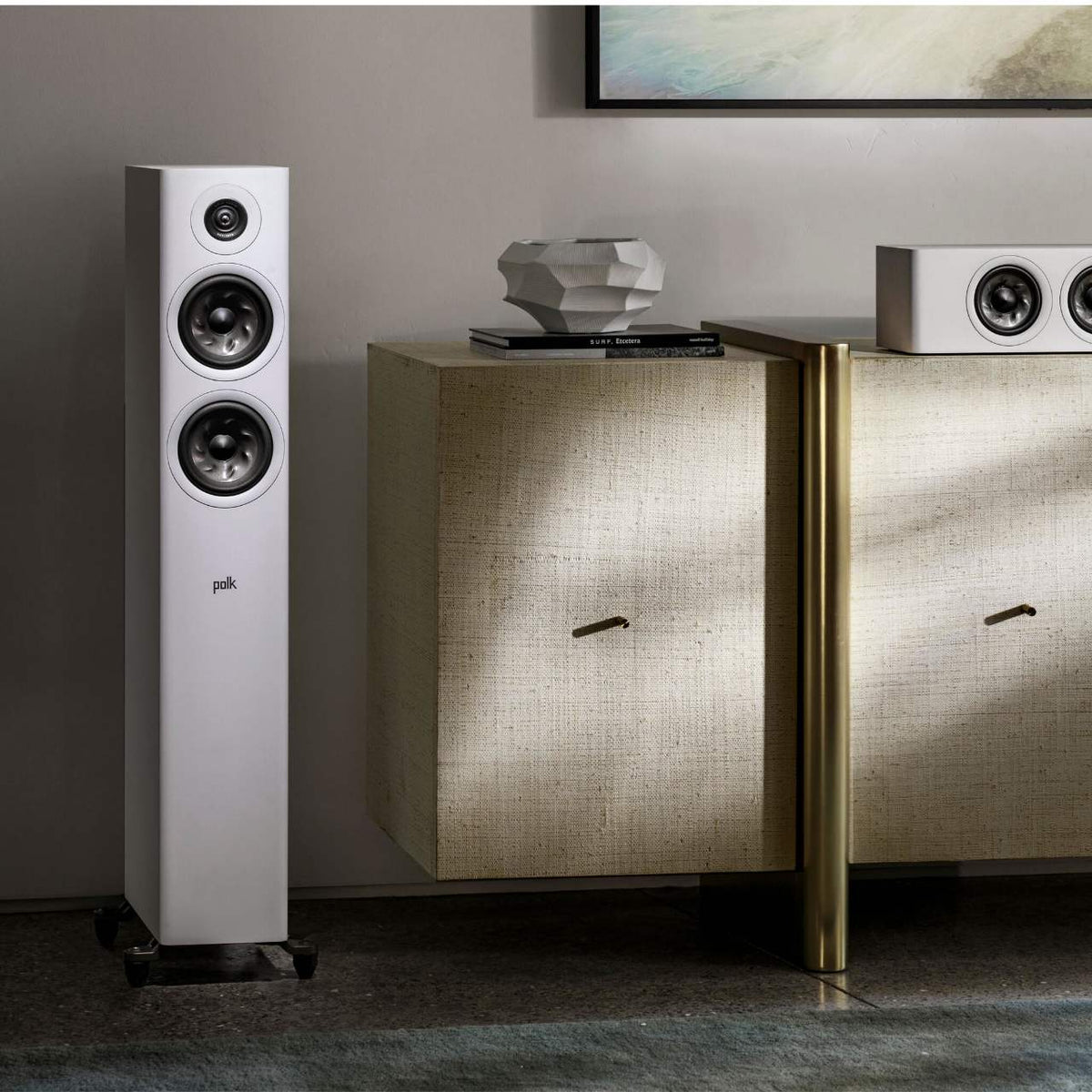 Polk Reserve R500 Standlautsprecher (Paar) – in Weiß neben einem Sideboard