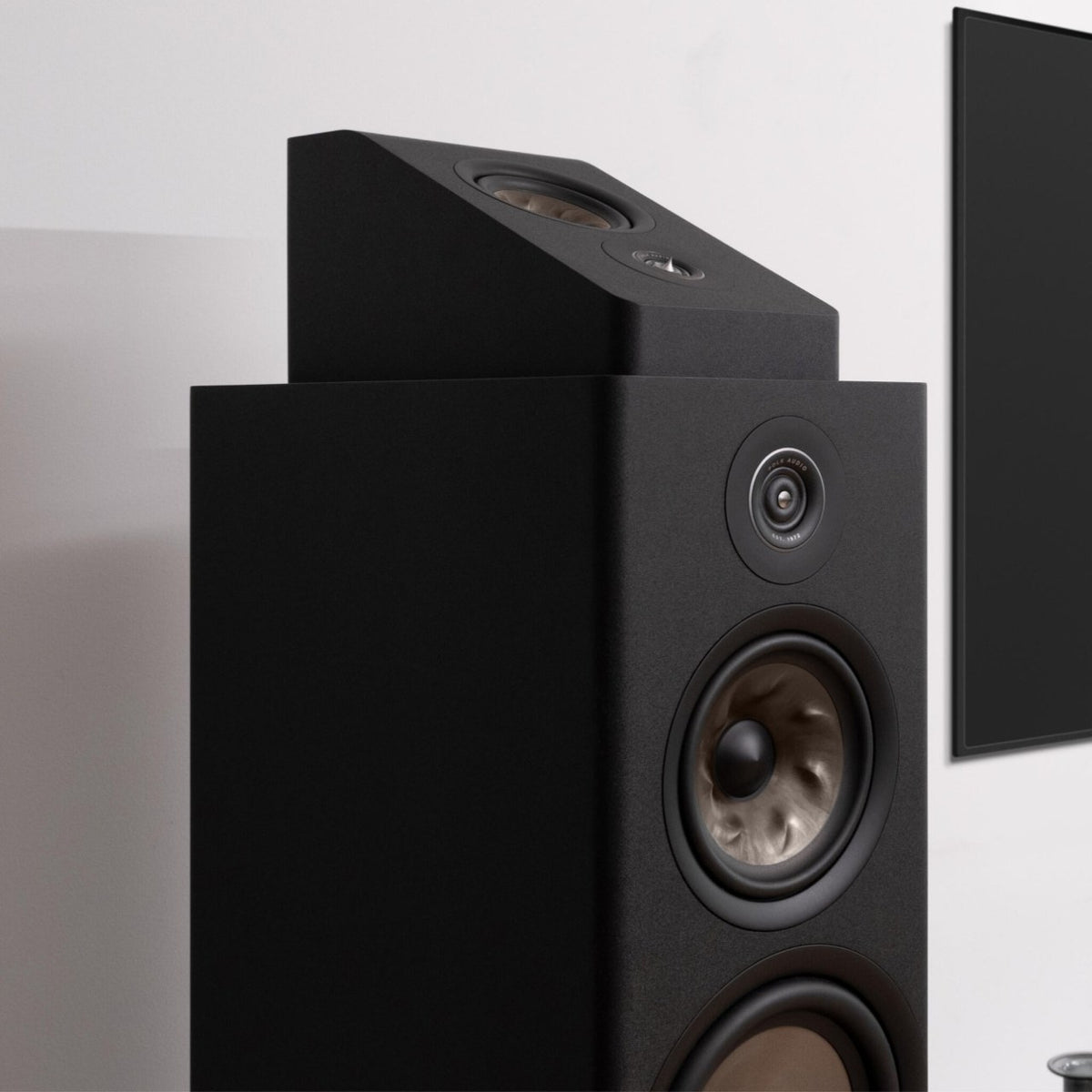 Polk Reserve R900 Höhenlautsprecher (Paar) – in Schwarz auf einem Standlautsprecher