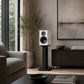 ELAC Solano BS 283.2 Regallautsprecher – in Weiß auf einem Ständer im Wohnzimmer