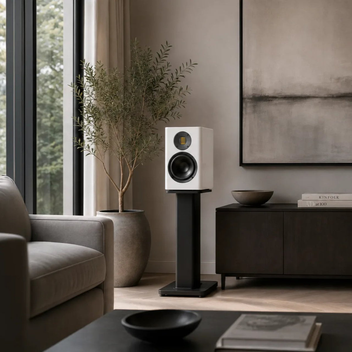ELAC Solano BS 283.2 Regallautsprecher – in Weiß auf einem Ständer im Wohnzimmer