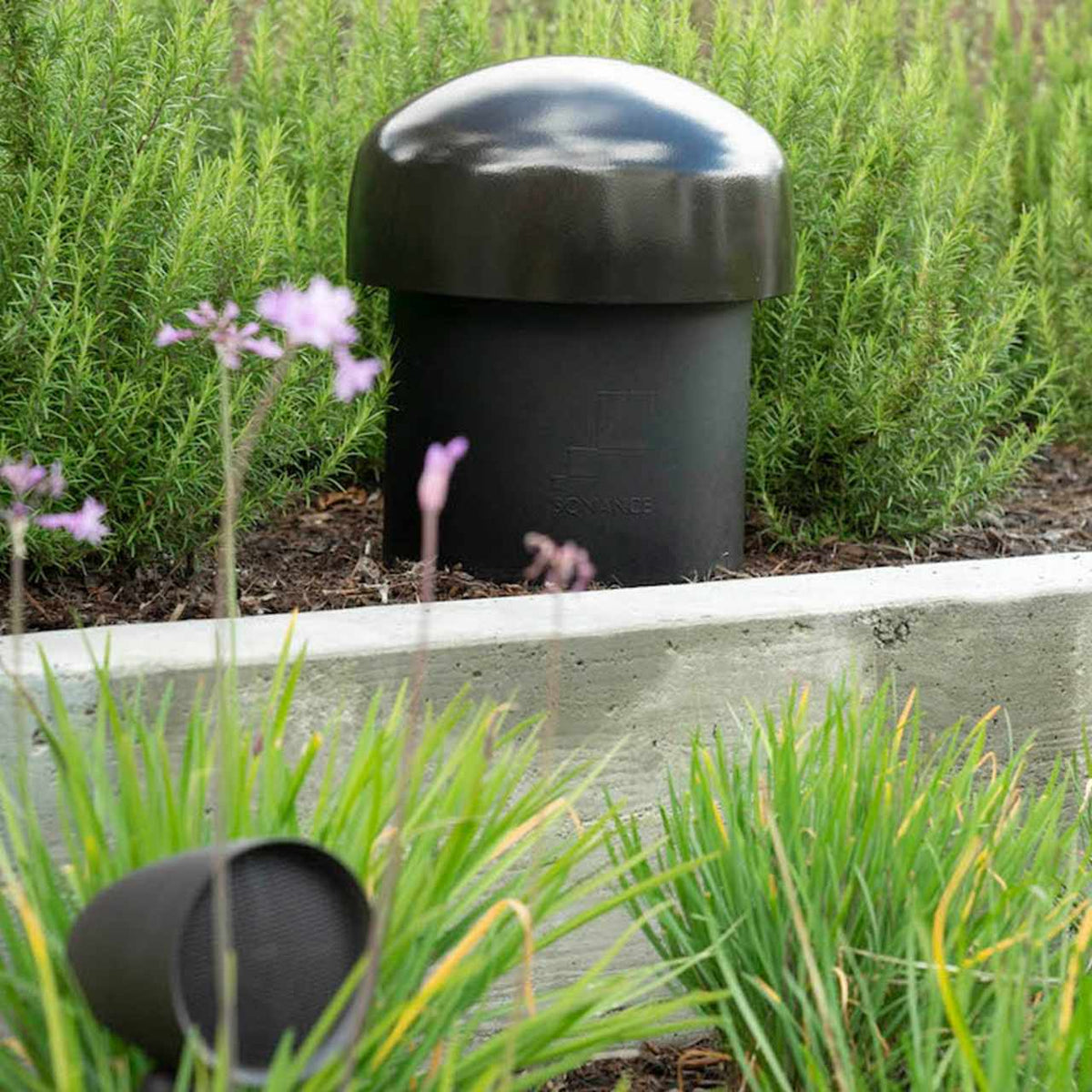 Sonance Garden 8.1 Gartenlautsprechersystem – im Garten