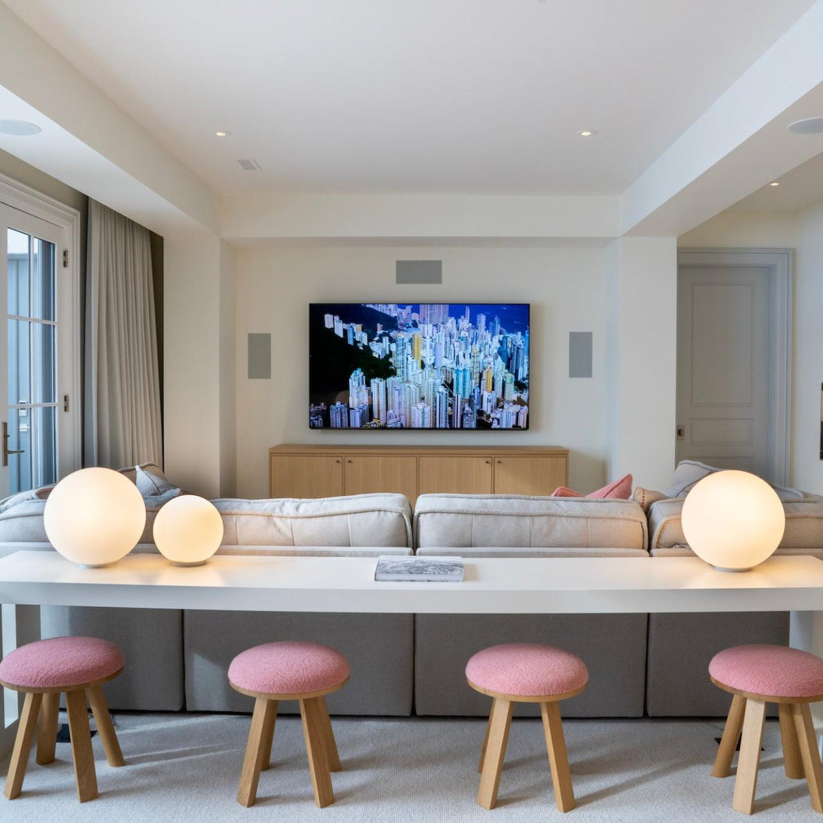 Sonance VX62LCR LCR-Einbaulautsprecher – Anwendungsbeispiel: VX-LCR-Wandeinbaulautsprecher links und rechts des Fernsehers