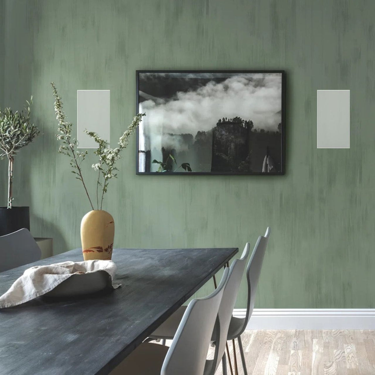 Sonance VX66 Wandeinbaulautsprecher – rechteckige VX-Wandeinbaulautsprecher neben einem Bild an der Wand