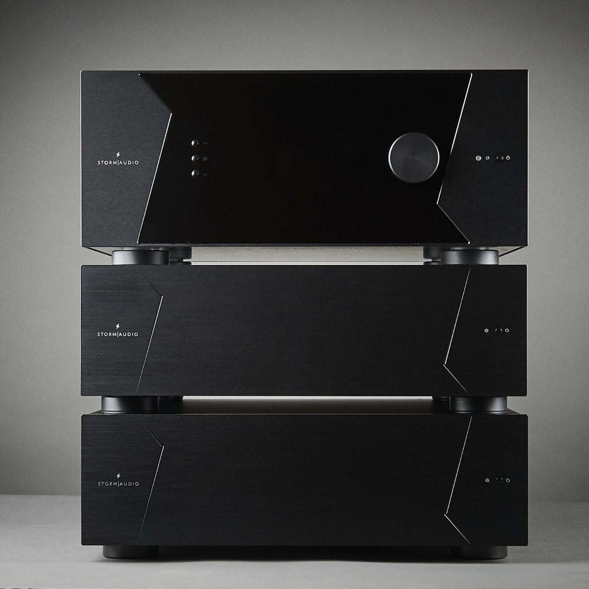 StormAudio PA 16 MK3 16-Kanal-Endstufe – im Gerätestapel mit StormAudio-Prozessor