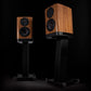 Wharfedale Aura 1 Regallautsprecher (Paar) – in Walnuss und Schwarz auf Ständern