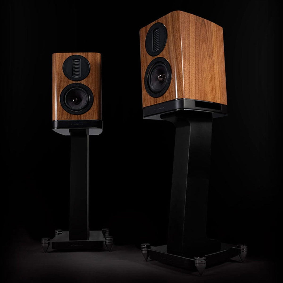 Wharfedale Aura 1 Regallautsprecher (Paar) – in Walnuss und Schwarz auf Ständern